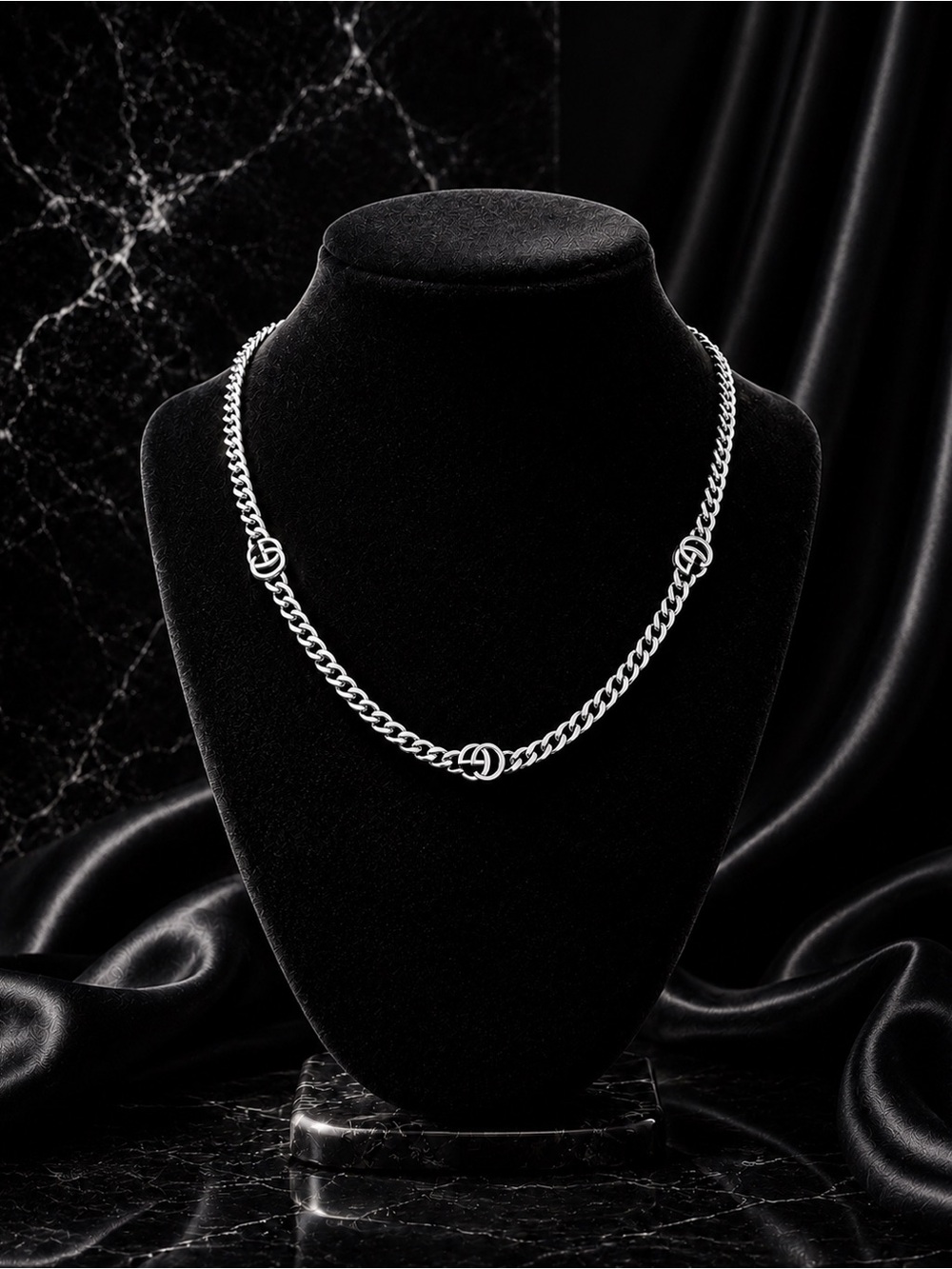 Silver Linked Interlocking GG Necklace